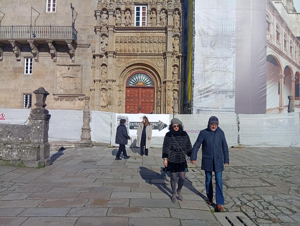 La puerta principal del Parador de Santiago, cerrada por las obras de conservación en el edificio.