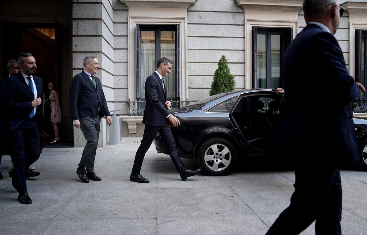 Pedro Sánchez sale del Congreso tras finalizar la comparecencia.