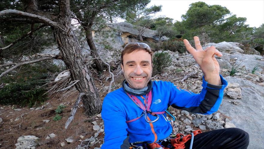 La espectacular escalada de Eneko Pou, habitual de los Picos de Europa, para celebrar su 50.º cumpleaños