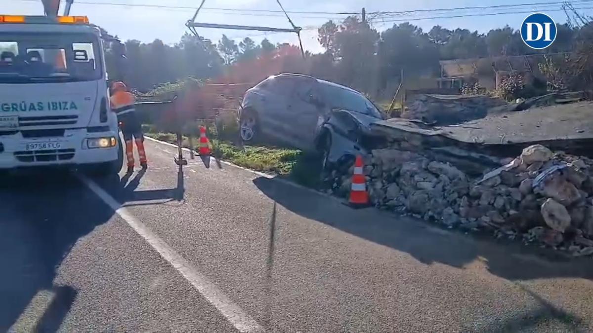 Vídeo: Un coche se sale de la vía en Ibiza, derriba una caseta agrícola y queda incrustado entre los restos de los muros