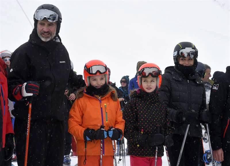 Visita de los reyes y sus hijas a la estación de esquí de Astún