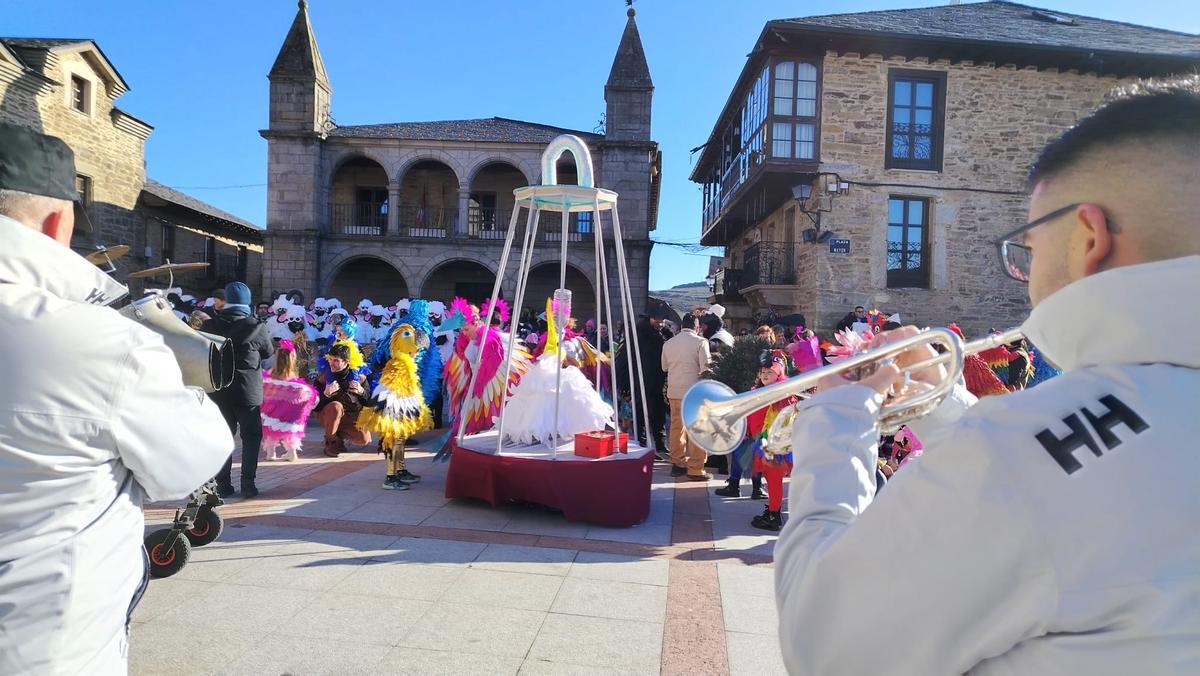 El Cordel Sanabrés anima el carnaval en Puebla de Sanabria El Cordel Sanabrés anima el carnaval en Puebla de Sanabria