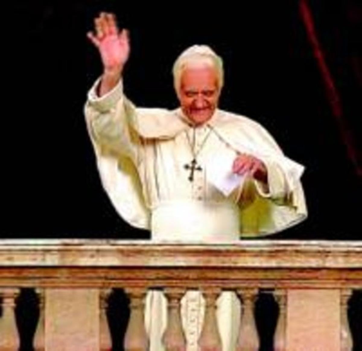 Toni Albà, en la seva caracterització de Benet XVI a Polònia. Toni Albà, en la seva caracterització de Benet XVI a Polònia.