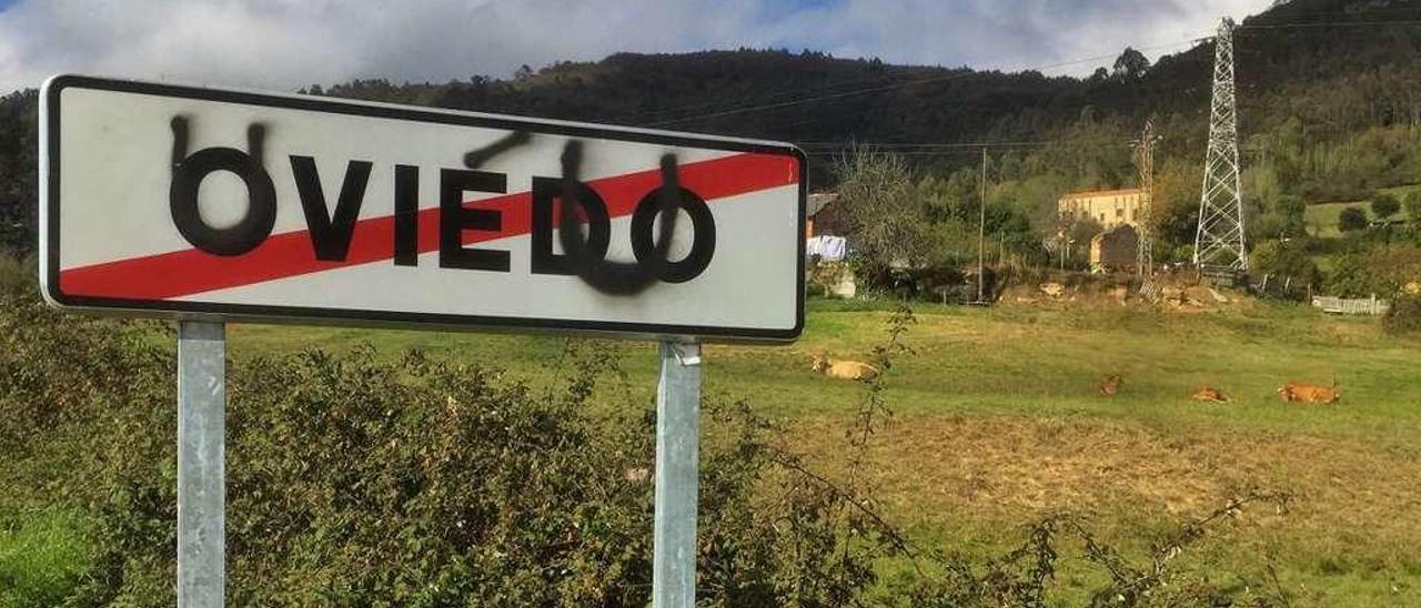 Un cartel de Oviedo pintado con la denominación &quot;Uviéu&quot;.