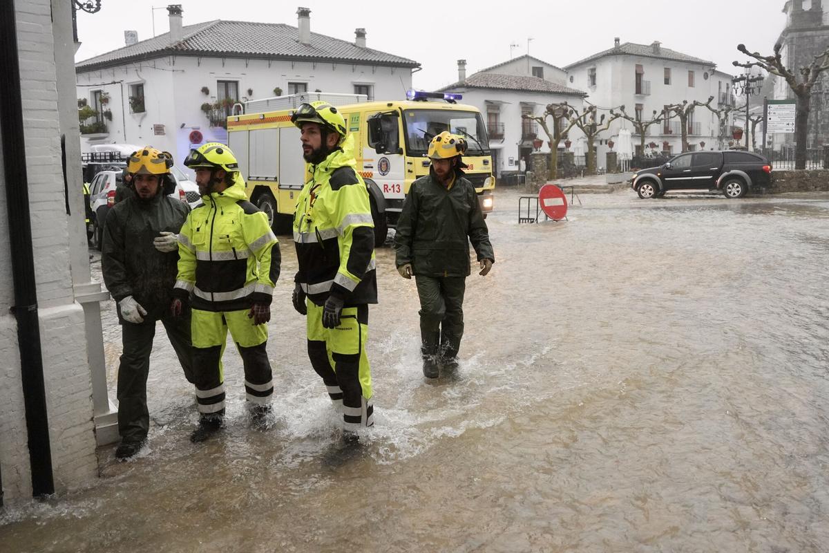 Los bomberos ayudan en Grazalema