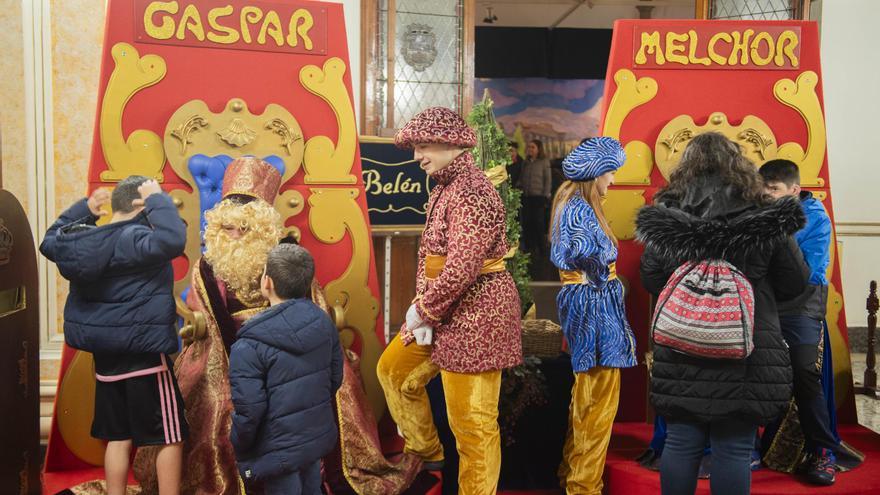 Los Reyes Magos ya reciben a los niños en María Pita