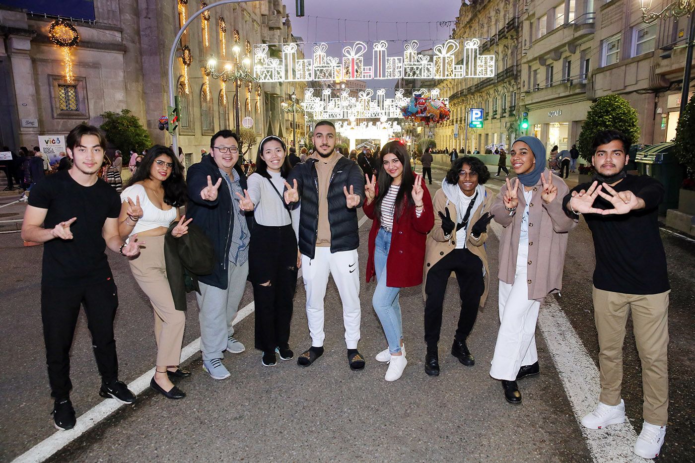 Estudiantes extranjeros de diferentes religiones disfrutan de sus primeras Navidades y las luces este año en Vigo
