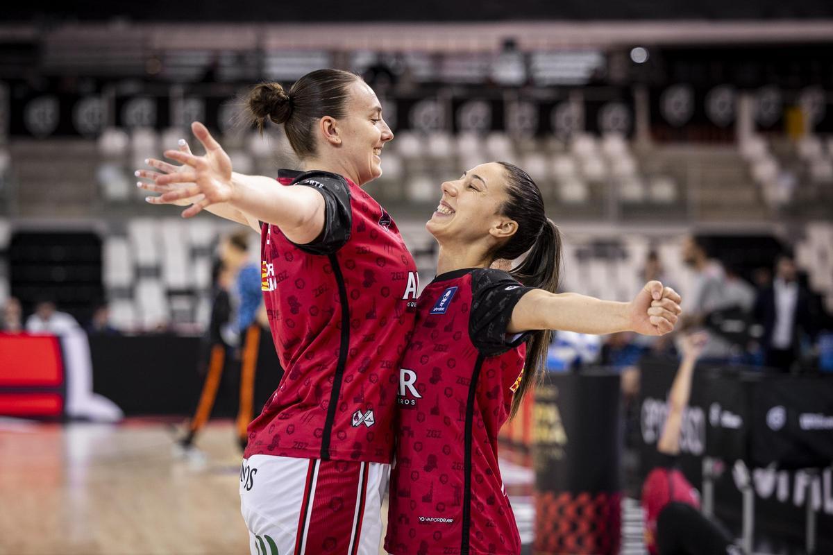 Merritt Hempe y Laia Flores se abrazan durante el calentamiento de un partido de la pasada Copa de la Reina.