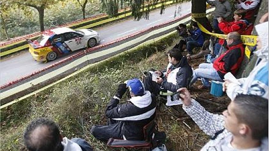 Uns quants espectadors veuen el Mitsubishi EVO IX de Pérez i Naranjo al seu pas per Sant Hilari Sacalm.