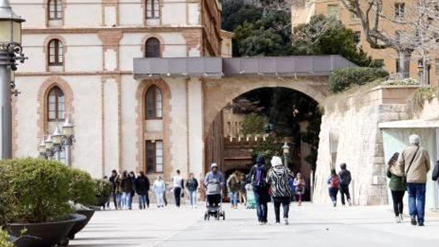 Visitants que transiten per la plaça principal del monestir de Montserrat