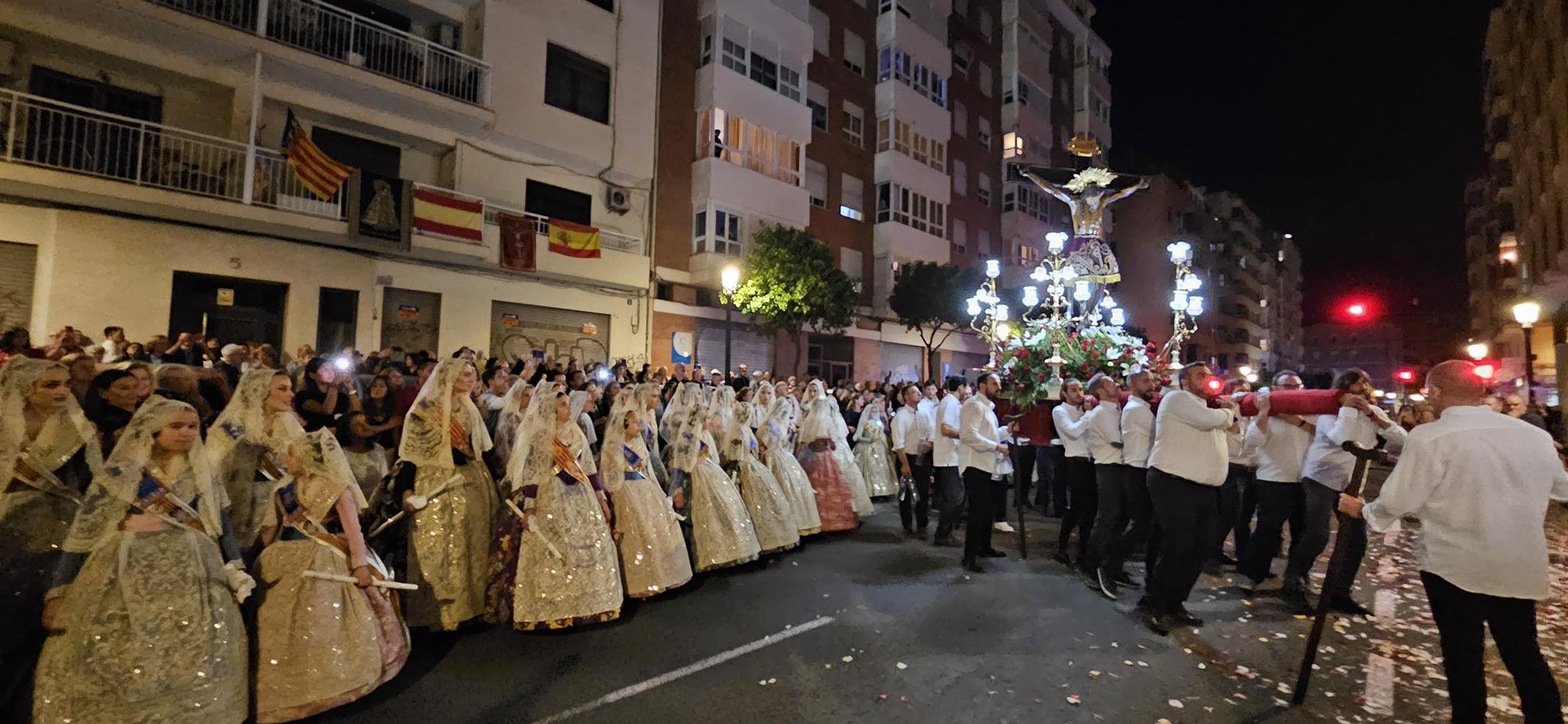 Laura, Paula, las cortes y las fallas de Zaidía acompañan al Cristo de la Fe