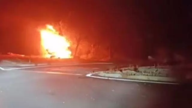 Aparatoso accidente con un vehículo ardiendo en Ibiza