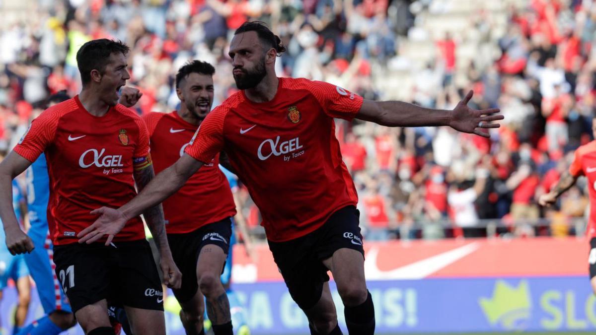 Vedat Muriqi (rechts) erzielte per Elfmeter den Siegtreffer gegen Atlético Madrid.  | FOTO: BOSCH