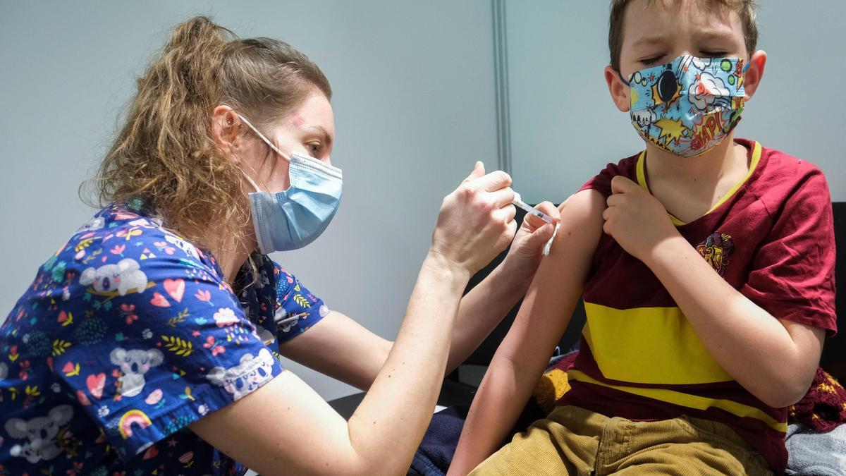 Un niño belga recibe la vacuna contra el coronavirus.