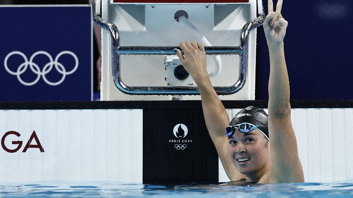 La palestina Valerie Rose Tarazi celebra después de terminar una eliminatoria combinada individual femenina de 200 metros en los Juegos Olímpicos de verano en Nanterre, Francia, el viernes 2 de agosto de 2024.