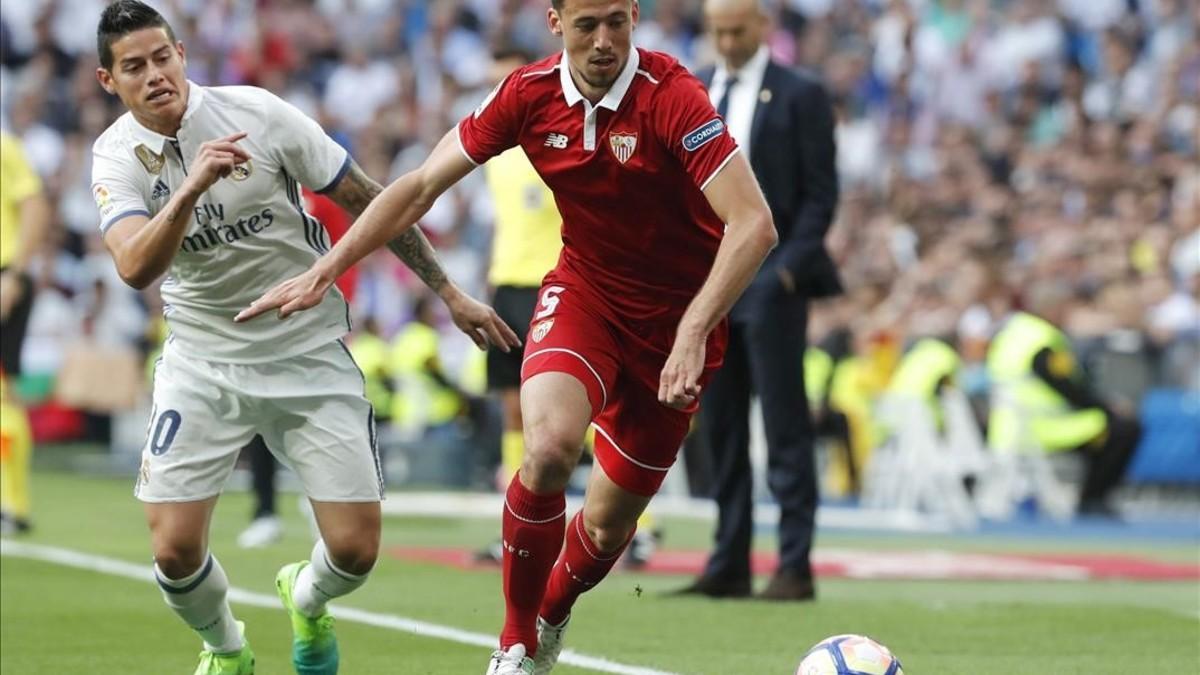 James lucha con Lenglet por un balón en el encuentro de esta tarde en el Bernabéu