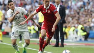 James lucha con Lenglet por un balón en el encuentro de esta tarde en el Bernabéu.