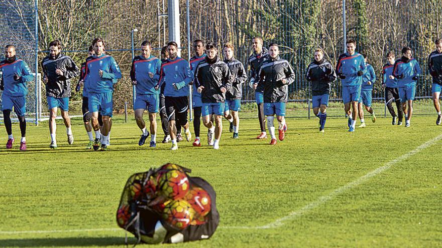 Los futbolistas, ayer, en El Requexón.