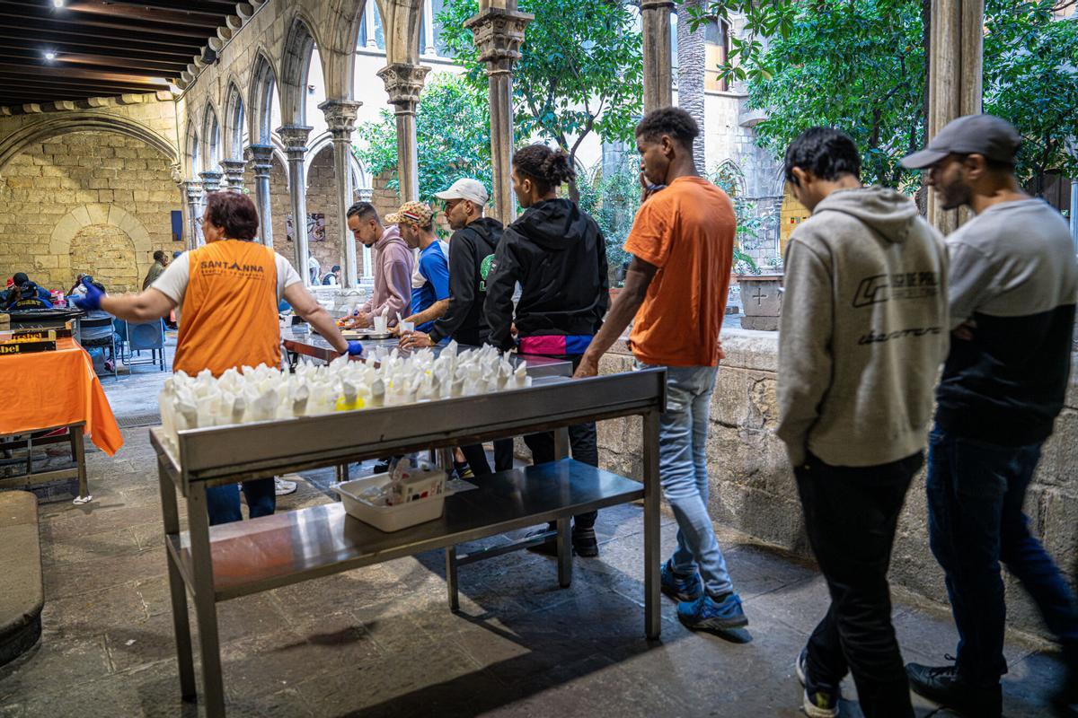 Comedor social de la parroquia de Santa Anna de Barcelona, en octubre de 2024