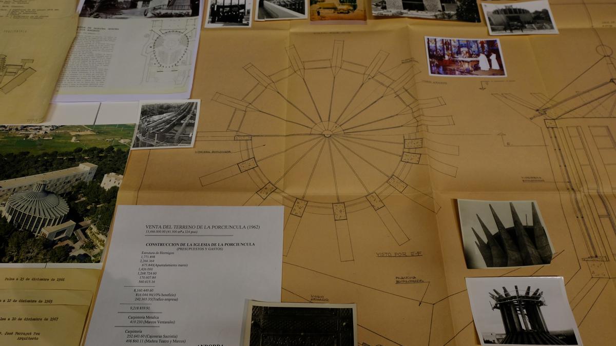 Expositor con documentación sobre La Porciúncula