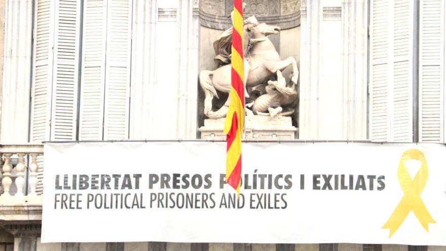 La pancarta que hi ha a la façana del Palau de la Generalitat.