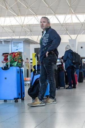 25-03-20  GRAN CANARIA. AEROPUERTO DE GRAN CANARIA. INGENIO TELDE. Ultimos turistas en salir y llegada de un vuelo desde Barcelona con tan solo once pasajeros. Efecto del Covid-19 en el Aeropuerto de Gran Canaria.  Fotos: Juan Castro.  | 25/03/2020 | Fotógrafo: Juan Carlos Castro