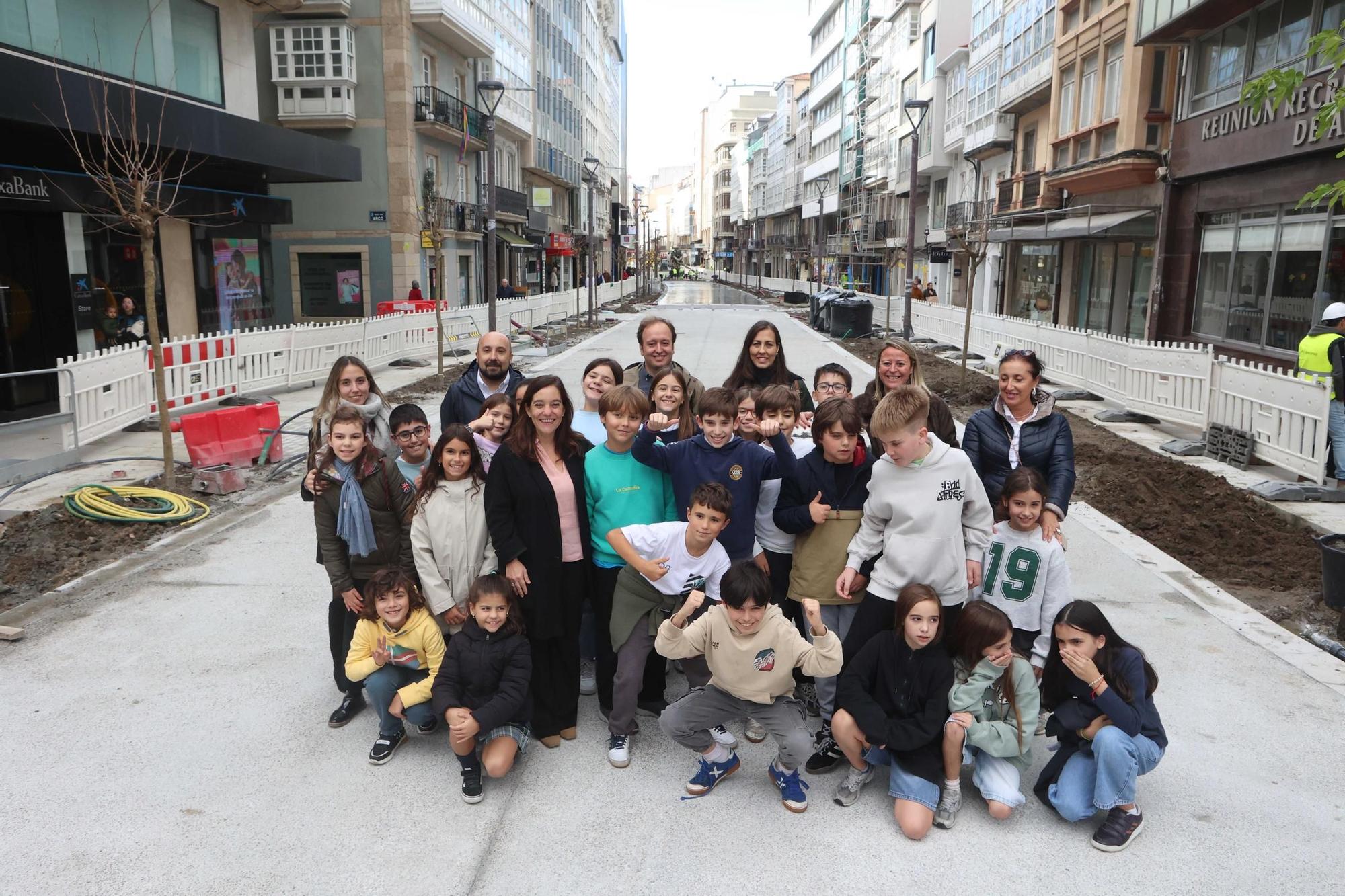 Alumnos del Eusebio da Guarda plantan un árbol en la recta final de la reforma de San Andrés