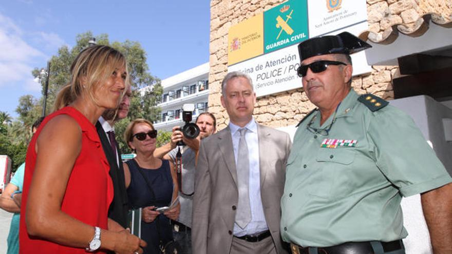 La delegada Teresa Palmer, el embajador Simon Manley y el coronel Jaime Barceló.