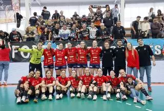 Derbi de balonmano entre el Mecalia Guardés y el Orbe Zendal Porriño, en imágenes