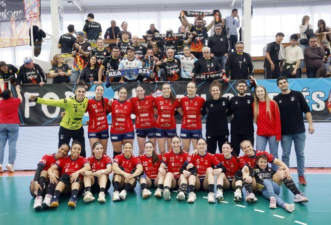 Derbi de balonmano entre el Mecalia Guardés y el Orbe Zendal Porriño, en imágenes