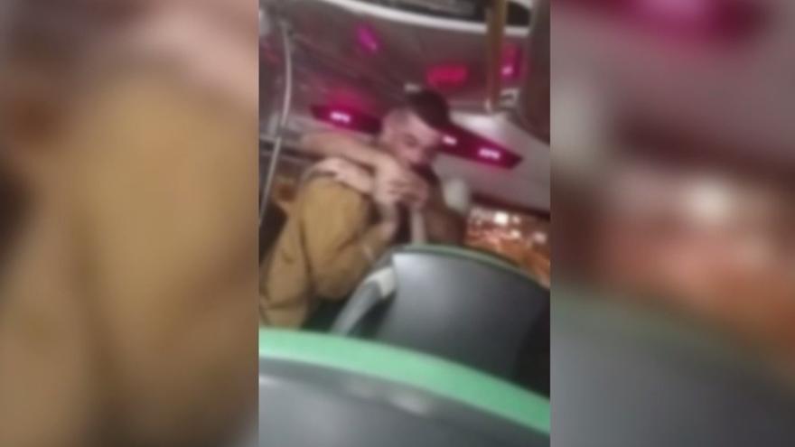 Pelea entre un conductor y un pasajero a bordo de una guagua