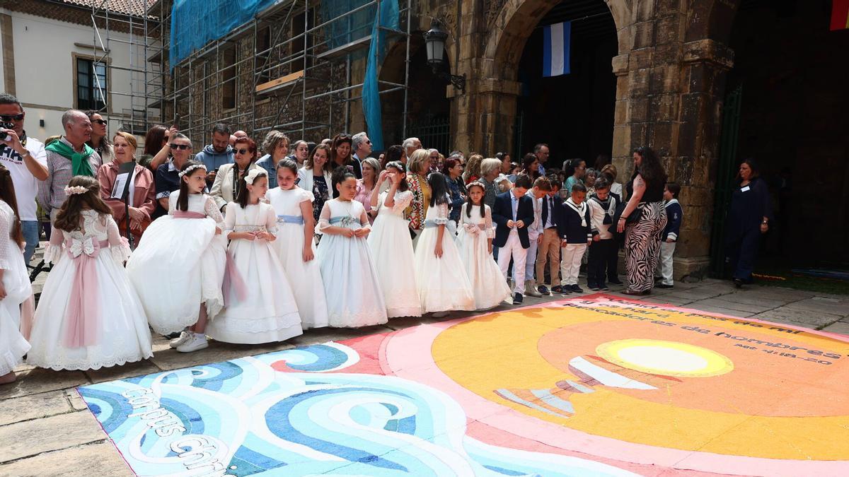 En imágenes: Misa del Corpus en Avilés y  procesión con alfombras florales y niños vestidos de Comunión.