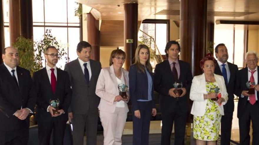 La Princesa Letizia, con premiados por la ONCE y autoridades, el pasado 4 de junio en el auditorio de Oviedo.