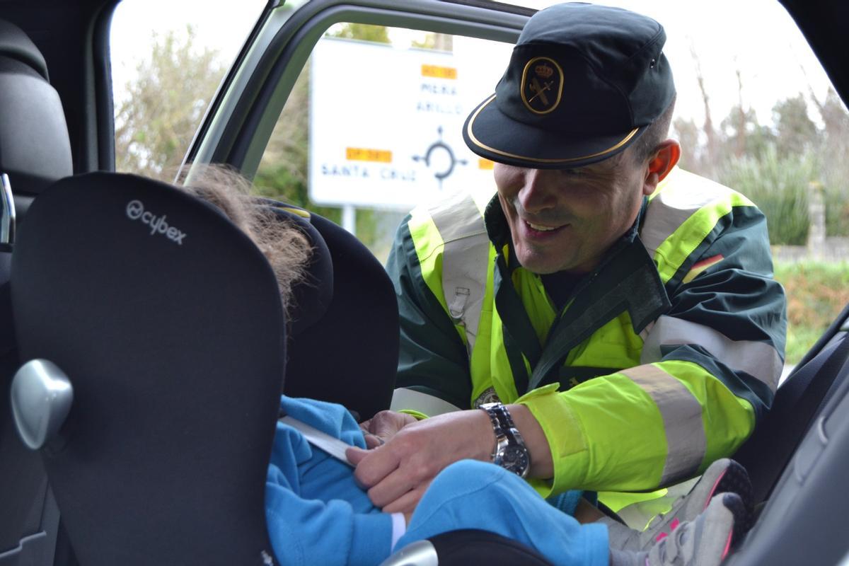 Un agente durante una campaña de control de cinturón de seguridad y sillas de retención infantil.
