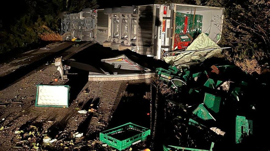El camió bolcat i la càrrega de pomes a Rupià.