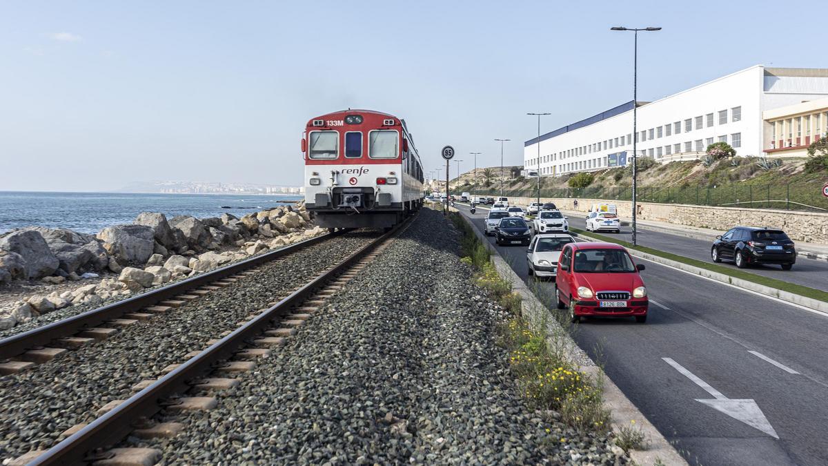 Imagen del paso del tren en primera línea de la fachada marítima de Alicante.
