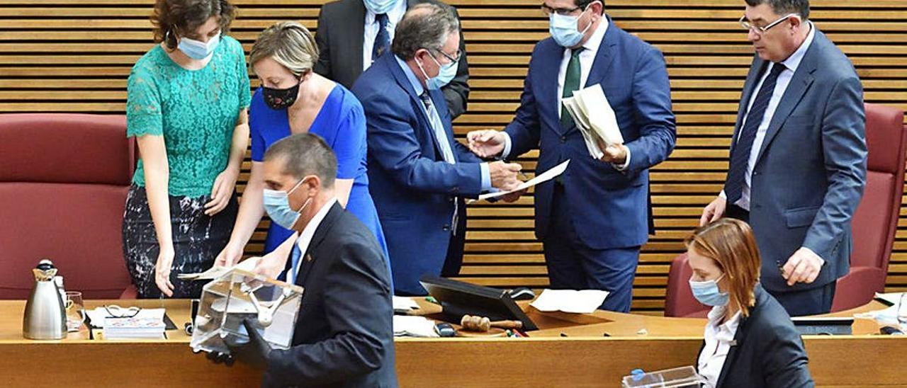 Miembros de la Mesa de las Corts en un momento de la votación ayer de los miembros del consejo rector de la Agencia de Seguridad Ferroviaria.