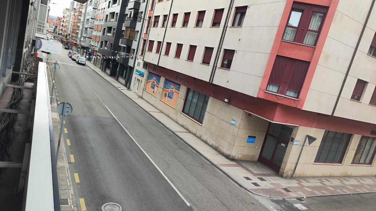 La calle Constitución de Sama, sin apenas tráfico, este sábado.