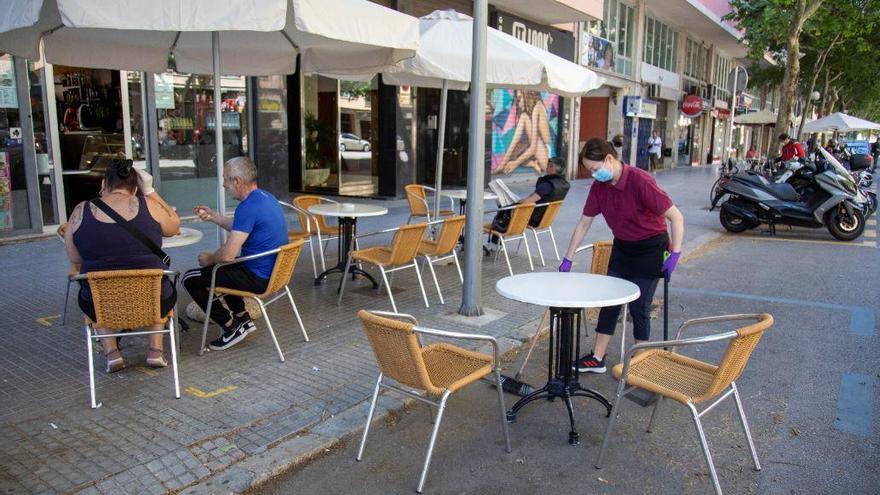 Beim Aufstellen von Tischen und Stühlen muss ein Mindestabstand gewahrt bleiben.