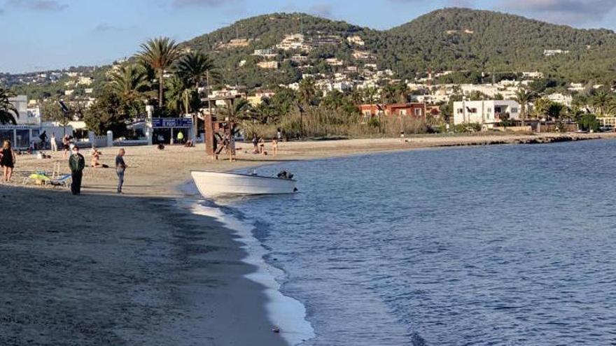 Cinco migrantes son interceptados en tierra, en la zona del puerto de Ibiza tras llegar en patera