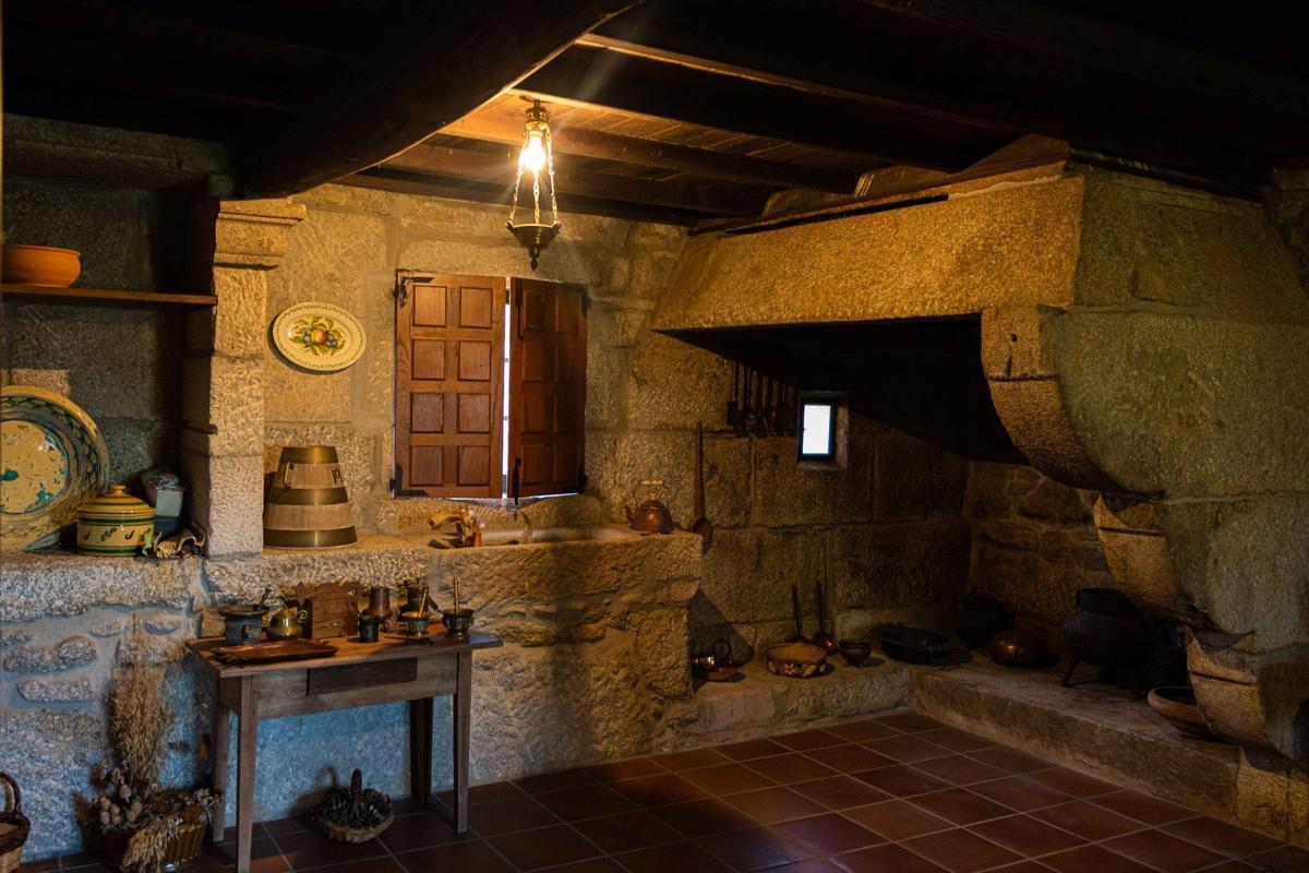 La cocina del pazo, con su lareira.