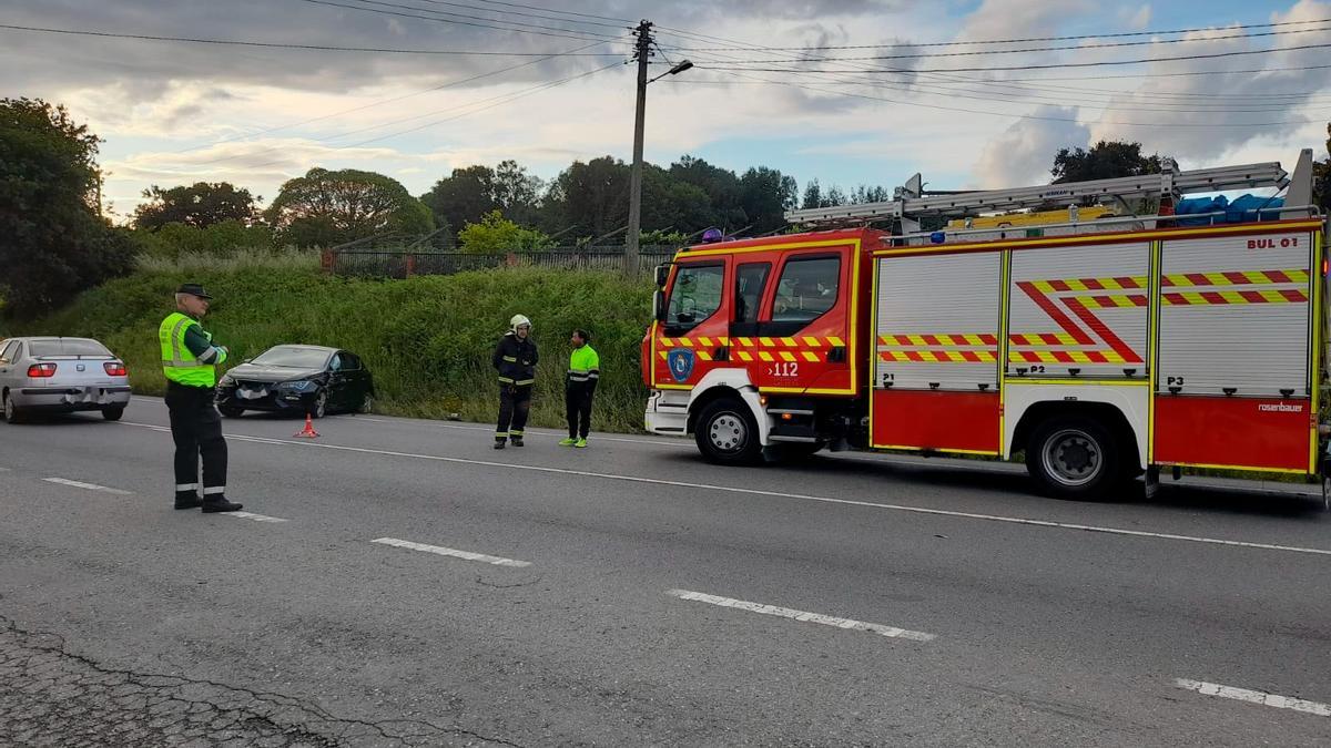 Servicios desplazados al lugar del accidente, con los dos vehículos siniestrados al fondo.