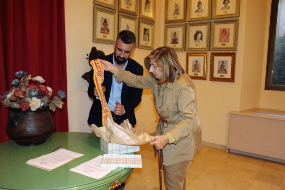 Entrega de las bandas de la fallera mayor y dama de València de 1934