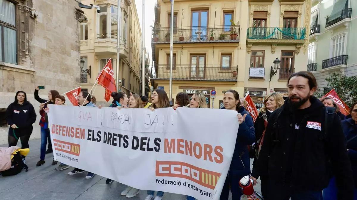 Protesta por la financiación de los centros de menores en Valencia.