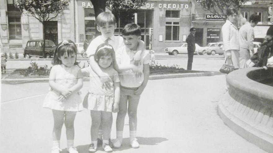 El autor, el niño más alto, con unos amigos en la fuente de los jardines de Méndez Núñez.