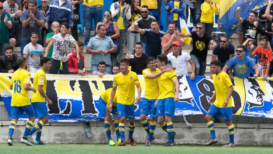 Los jugadores de Las Palmas Atlético celebran el gol de Arencibia al Racing en el partido de ida.