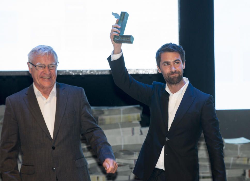 El diseñador Juan Vidal recibió el Premio de Sociedad. Se lo entregó Joan Ribó, Alcalde de valencia