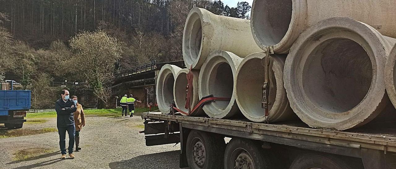 El alcalde de Pravia, David Álvarez, y la edil de Obras, Sonia Álvarez, ayer, visitando la zona donde se han iniciado los trabajos para la obra del puente de Quinzanas (Pravia). | S. Arias