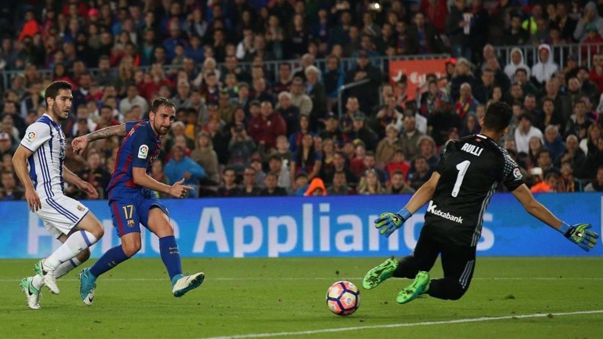 Alcácer marca su gol a la Real Sociedad en el Camp Nou.