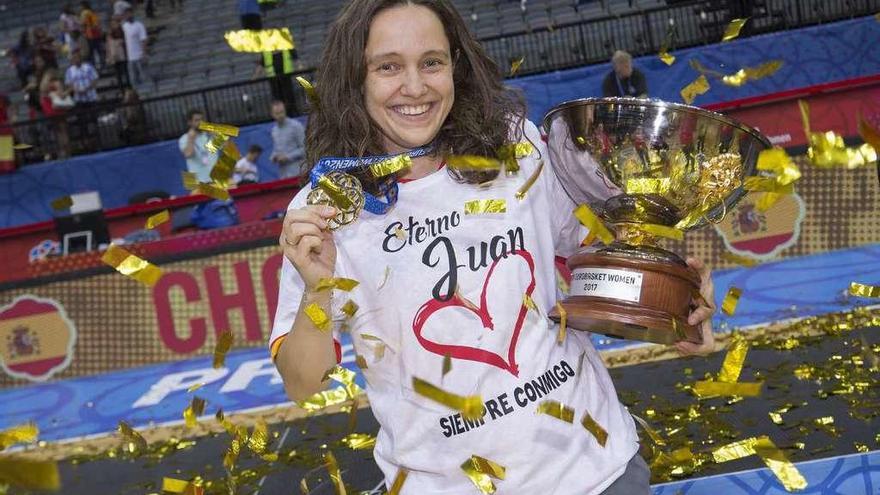 Susana Ferreras, con su medalla de oro tras el triunfo en el Eurobasket.